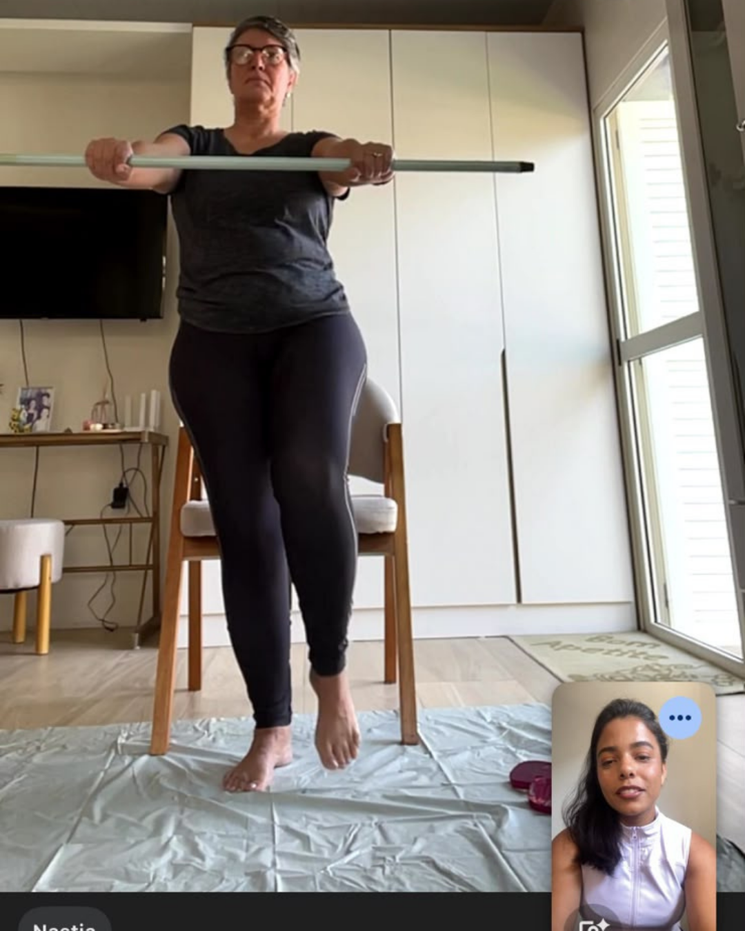 Aluna fazendo pilates
